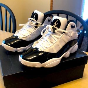 Men’s Jordan 6 rings. Black and white with gold accent. Size 8.5.
